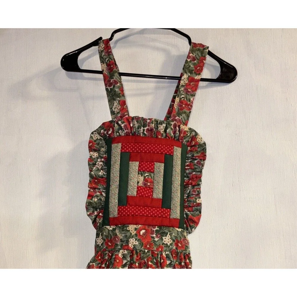 Christmas Quilted Apron Pockets. Snap Top Straps